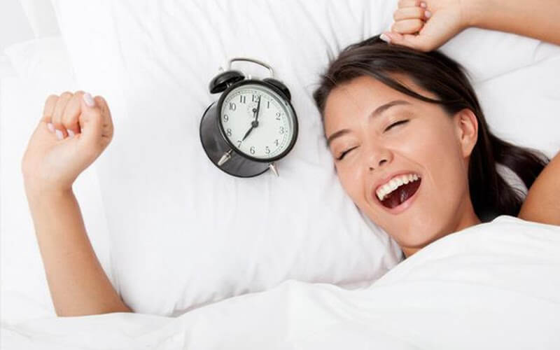 thức dậy đúng giờ mỗi ngày.