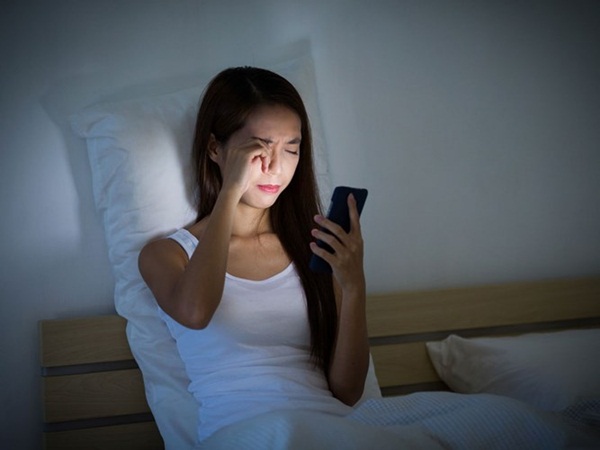 Làm việc trước giờ đi ngủ hoặc chơi điện thoại trước giờ đi ngủ ảnh hướng lớn đến sức khỏe giấc ngủ