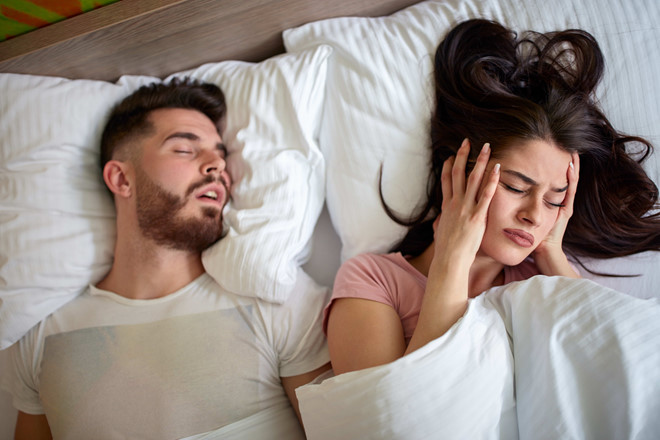 Ngủ ngáy khiến người xung quanh, đặc biệt người đầu ấp tay gối hàng đêm vô cùng khó chịu