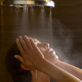 Tắm nước ấm trước khi đi ngủ giúp chúng ta dễ ngủ