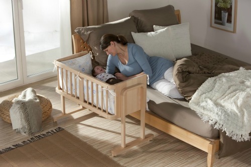 Trẻ có thể ngủ chung với cha mẹ nhưng ở nôi riêng