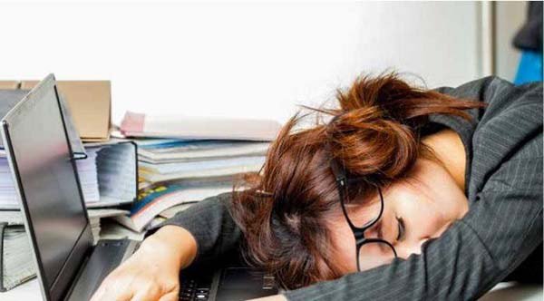 Chứng ngủ rũ quá mức vào ban ngày sẽ khiến cơ thể luôn trong tình trạng mỏi mệt