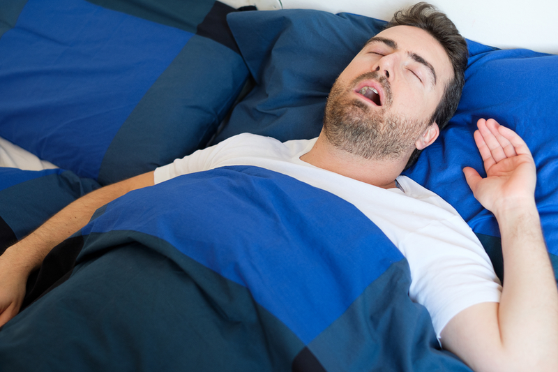 Ngủ mở miệng để lấy không khí cho đường thở sẽ khiến miệng bạn bị khô khi thức dậy