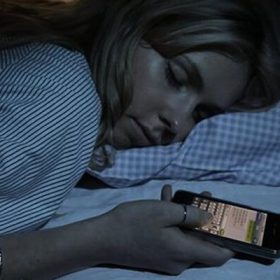 Hiện tượng nhắn tin khi ngủ là gì?
