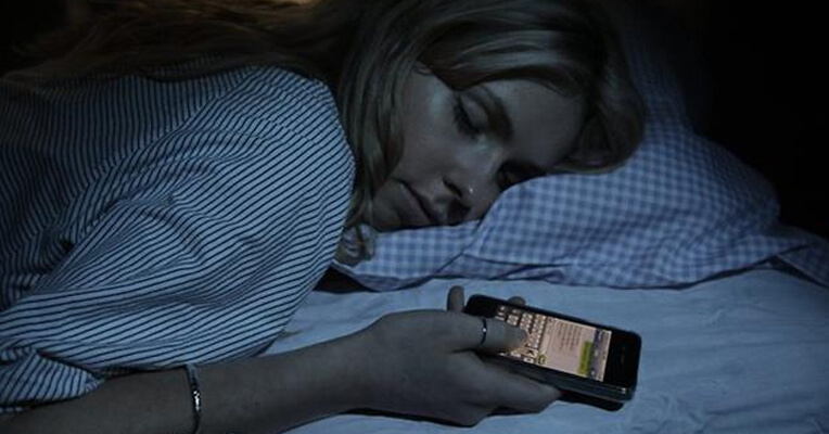 Hiện tượng nhắn tin khi ngủ là gì?