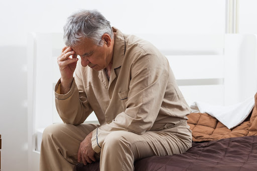 Sự lão hóa gây ảnh hưởng đến giấc ngủ của người lớn tuổi một phần là do cơ thể họ có sức khỏe kém