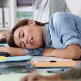 Nguyên nhân gây ra chứng ngủ rũ vào ban ngày