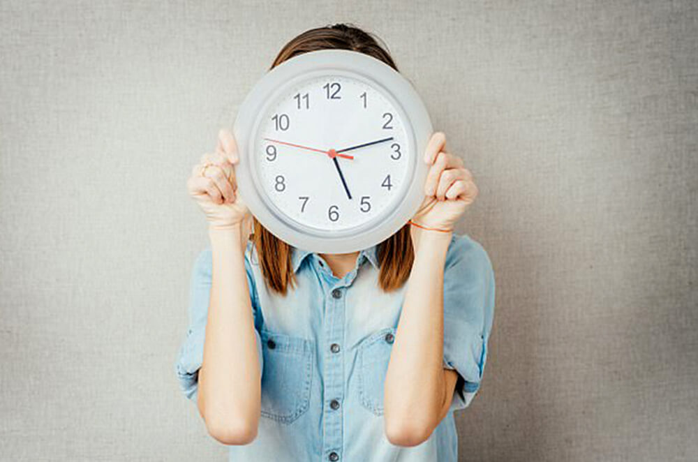Nhịp sinh học của cơ thể con người trung bình có chu kỳ là 24 tiếng 15 phút (Theo tài liệu trong cuốn Why We Sleep rất nổi tiếng của chuyên gia giấc ngủ Matthew Walker