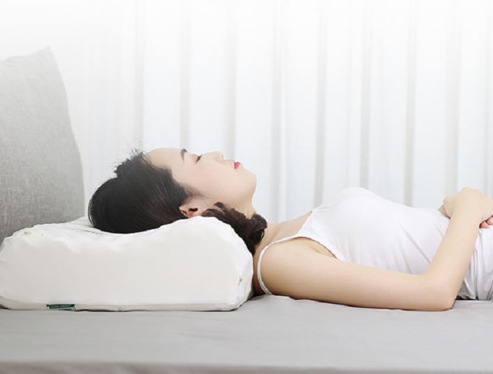 nằm gối cao su non đúng cách