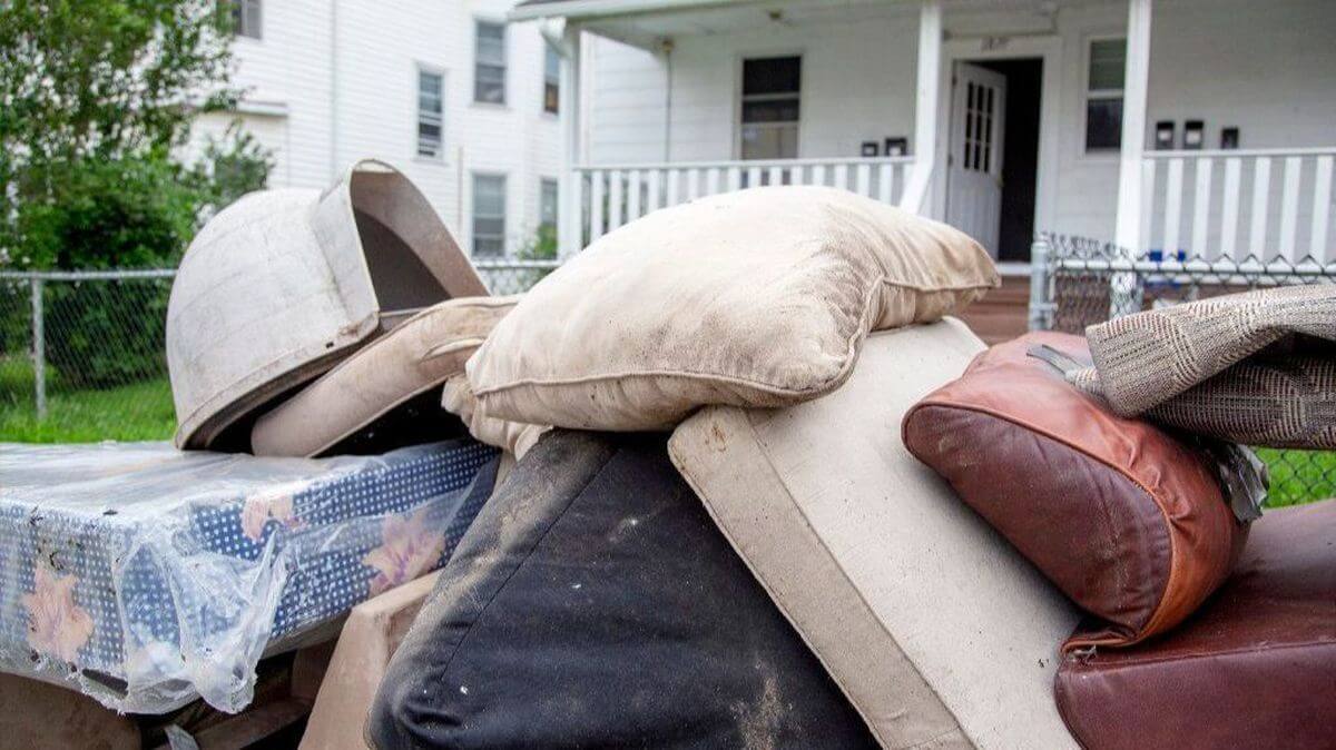 Vứt bỏ tấm nệm cũ