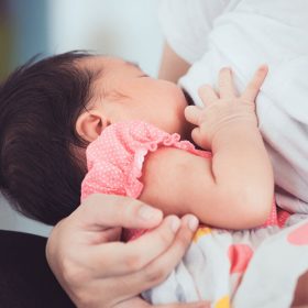 Trẻ sơ sinh ngủ giấc dài