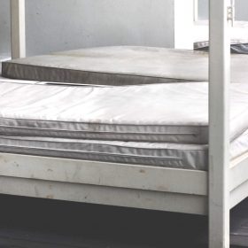 ngủ trên một tấm nệm cũ