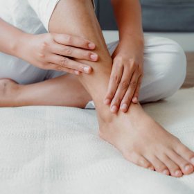 Ngủ dậy bị tê chân tay