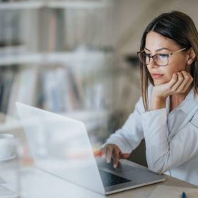 kính chắn ánh sáng xanh