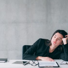 mẹo sống sót cho người thường xuyên thức đêm