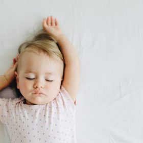 thiết lập thói quen đi ngủ cho bé