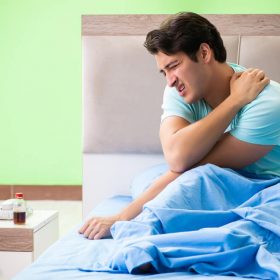 Làm thế nào để ngủ khi bị đau vai?