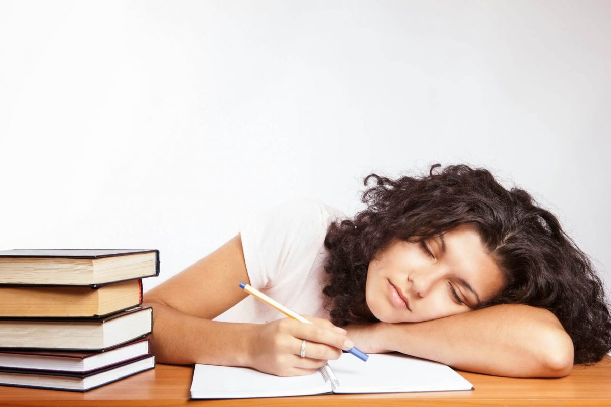 gạt bỏ cảm giác buồn ngủ khi học bài