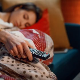 Ngủ trong lúc tivi vẫn bật, có hại?