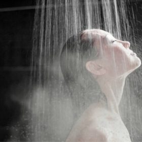 tắm nước ấm trước khi ngủ