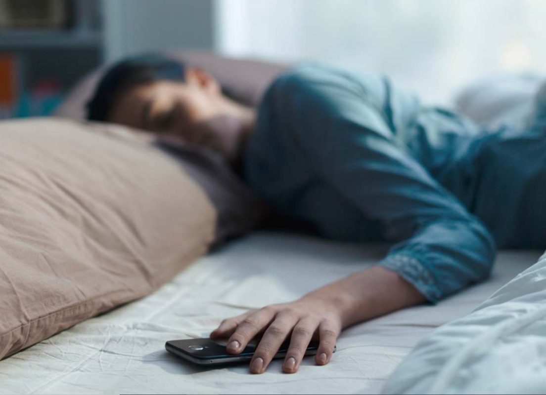ngủ cạnh điện thoại có nên không