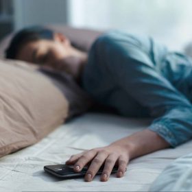 ngủ cạnh điện thoại có nên không