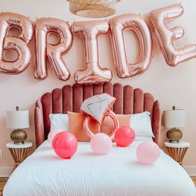 trang trí phòng cưới